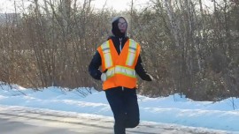 Rachel Thevenard et Patricia Domingos courrent contre la Ligne 9 d’Enbridge a Ste-Justine-de-Newton