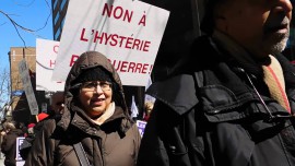 Rassemblement devant le complexe Guy Favreau contre les mesures de guerre