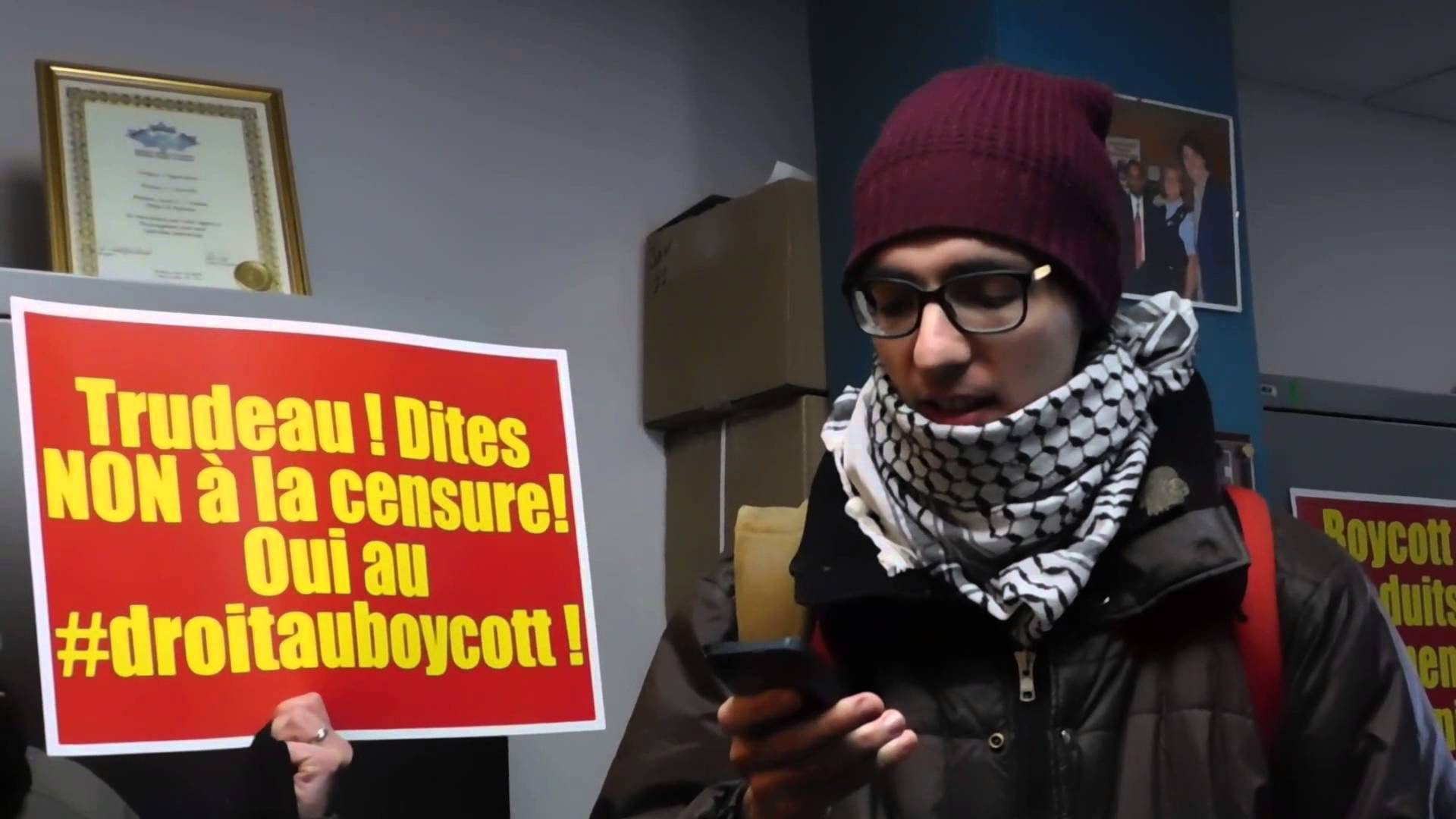 Action directe au bureau de circonscription de Justin Trudeau ‪#‎DroitAuBoycott‬ ‪#‎BDS‬